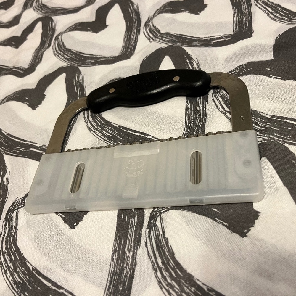 Pampered Chef Crinkle Cutter